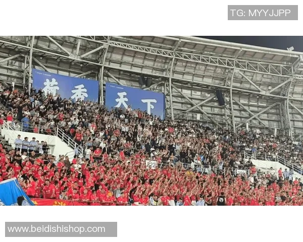 足球场上的暖心瞬间 球星与粉丝的深情互动与感动时刻