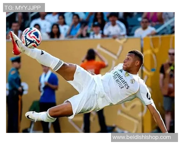 足球巨星跨界观赛篮球赛场引发球迷热议盛况空前